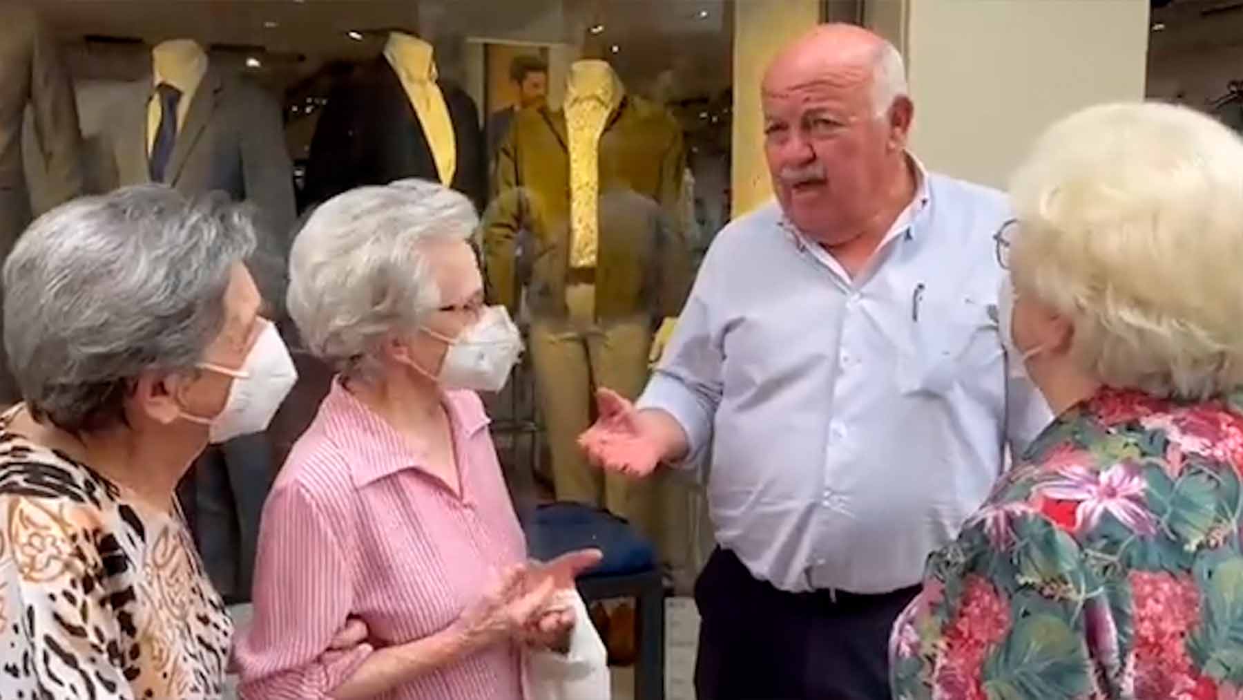 El consejero de Salud andaluz, Jesús Aguirre, con unas mujeres en Córdoba. (1)