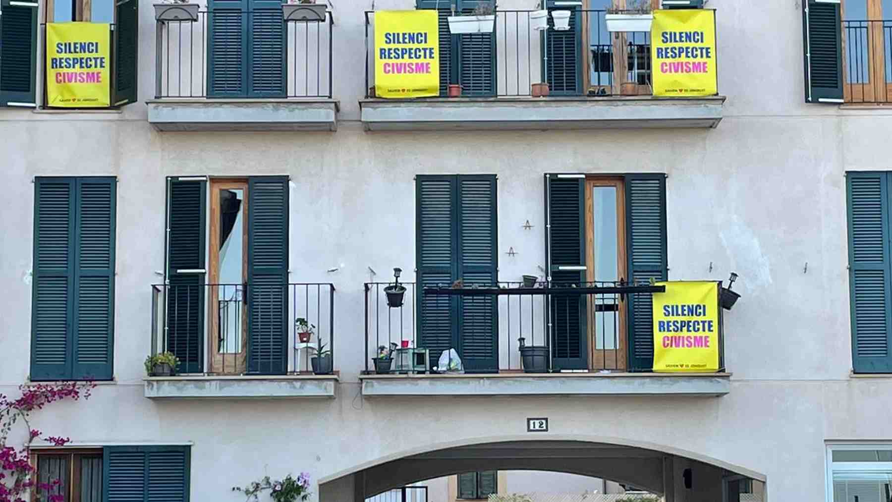 Carteles en los balcones del barrio de Santa Catalina de Palma exigiendo silencio, respeto y civismo.