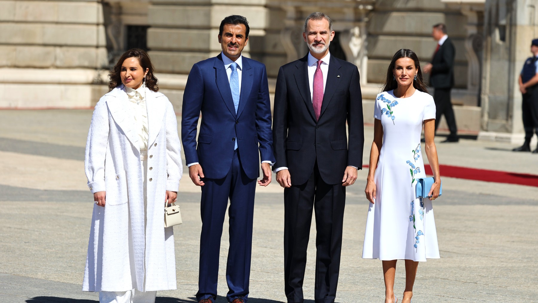 Los Reyes Felipe y Letizia posan junto al emir de Qatar y su mujer. (Foto: EP)