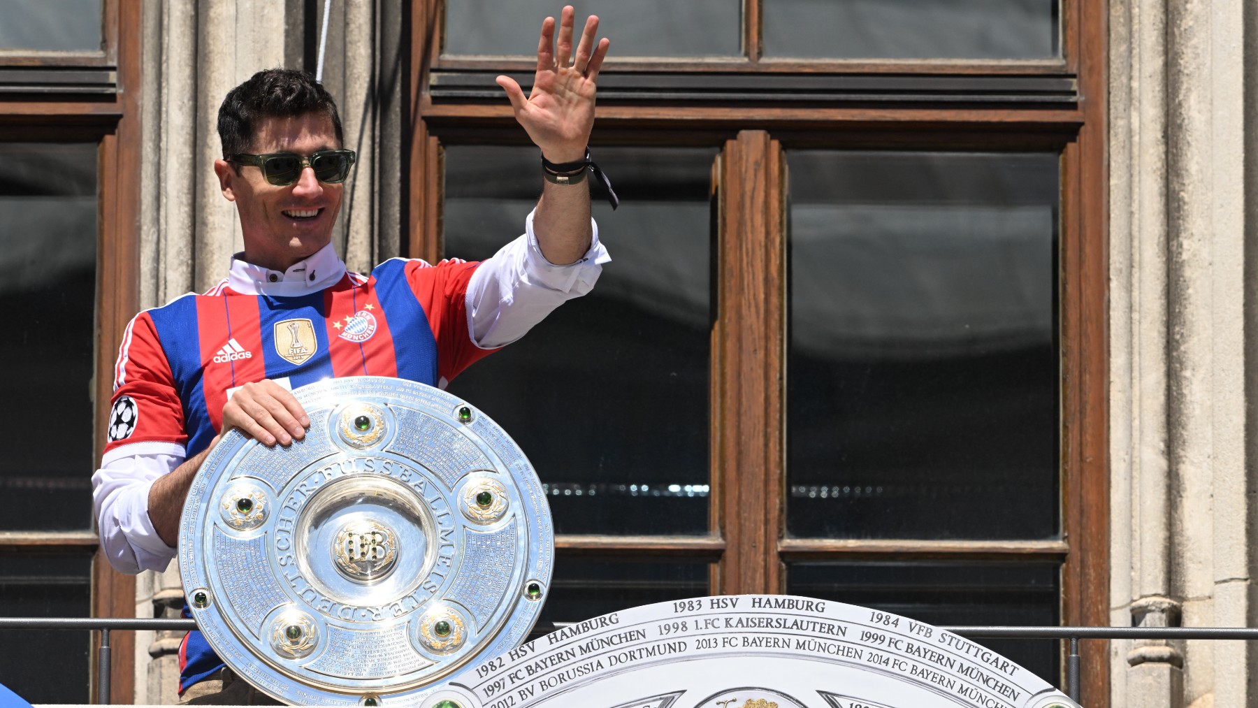 Lewandowski celebra la Bundesliga antes los aficionados con la camiseta azulgrana que vistió el Bayern en la temporada 2015/2016. (AFP)