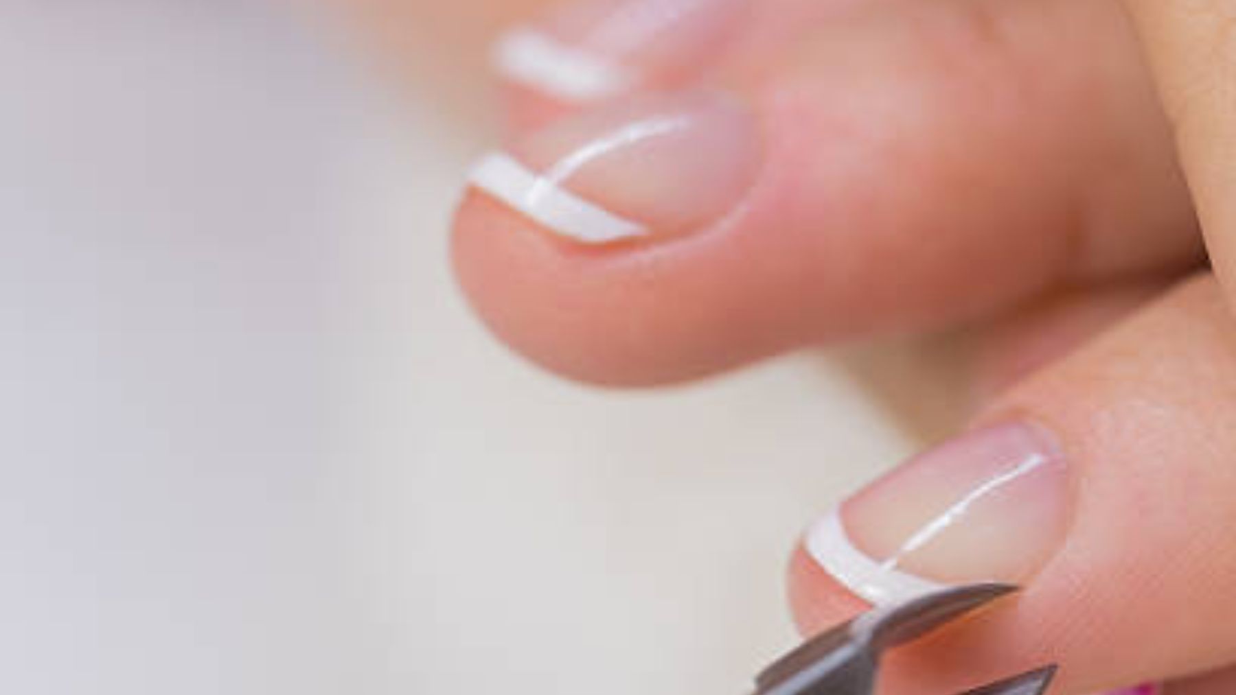 Cómo hacer la manicura francesa para uñas muy cortas