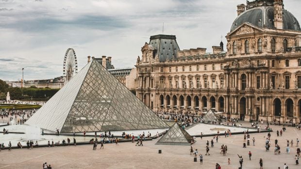 El Louvre, París