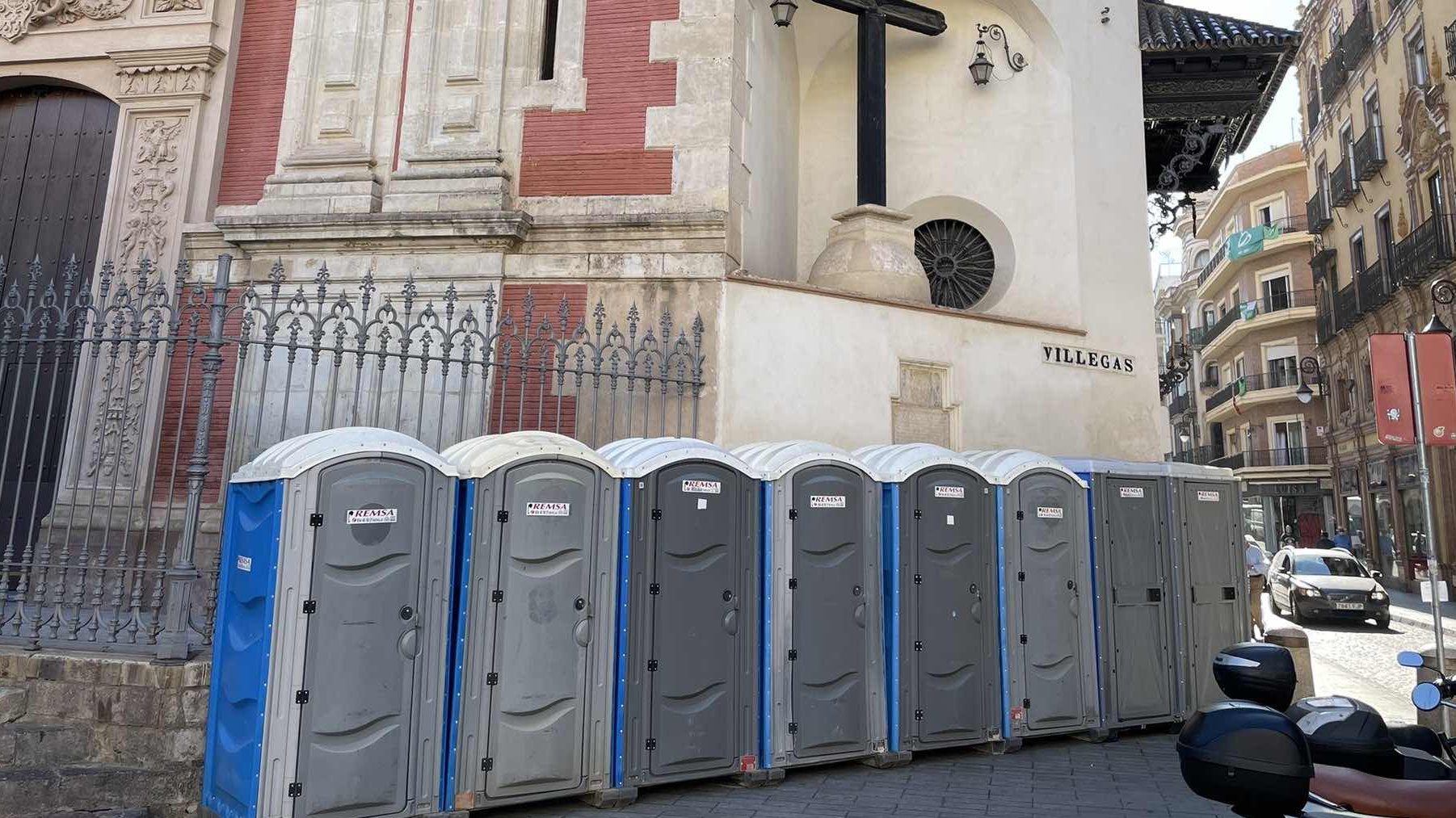 Urinarios instalados por el PSOE junto a una Iglesia en Sevilla.