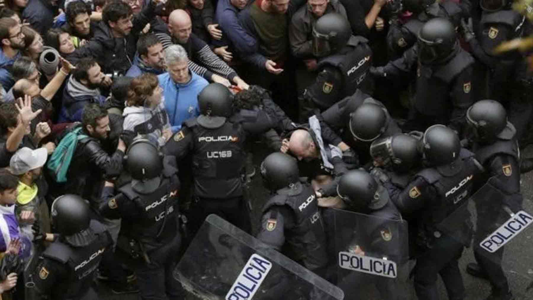 Policías haciendo frente al 1-O en Cataluña.