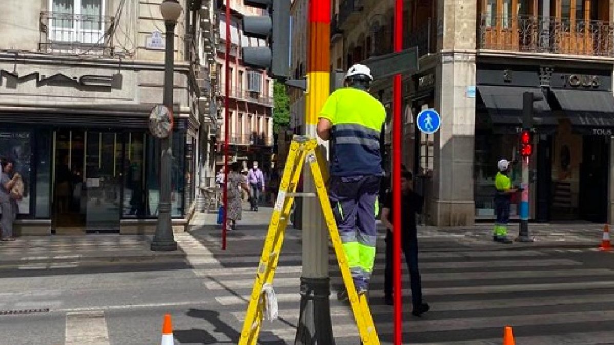 El alcalde socialista de Granada ordena pintar más semáforos.