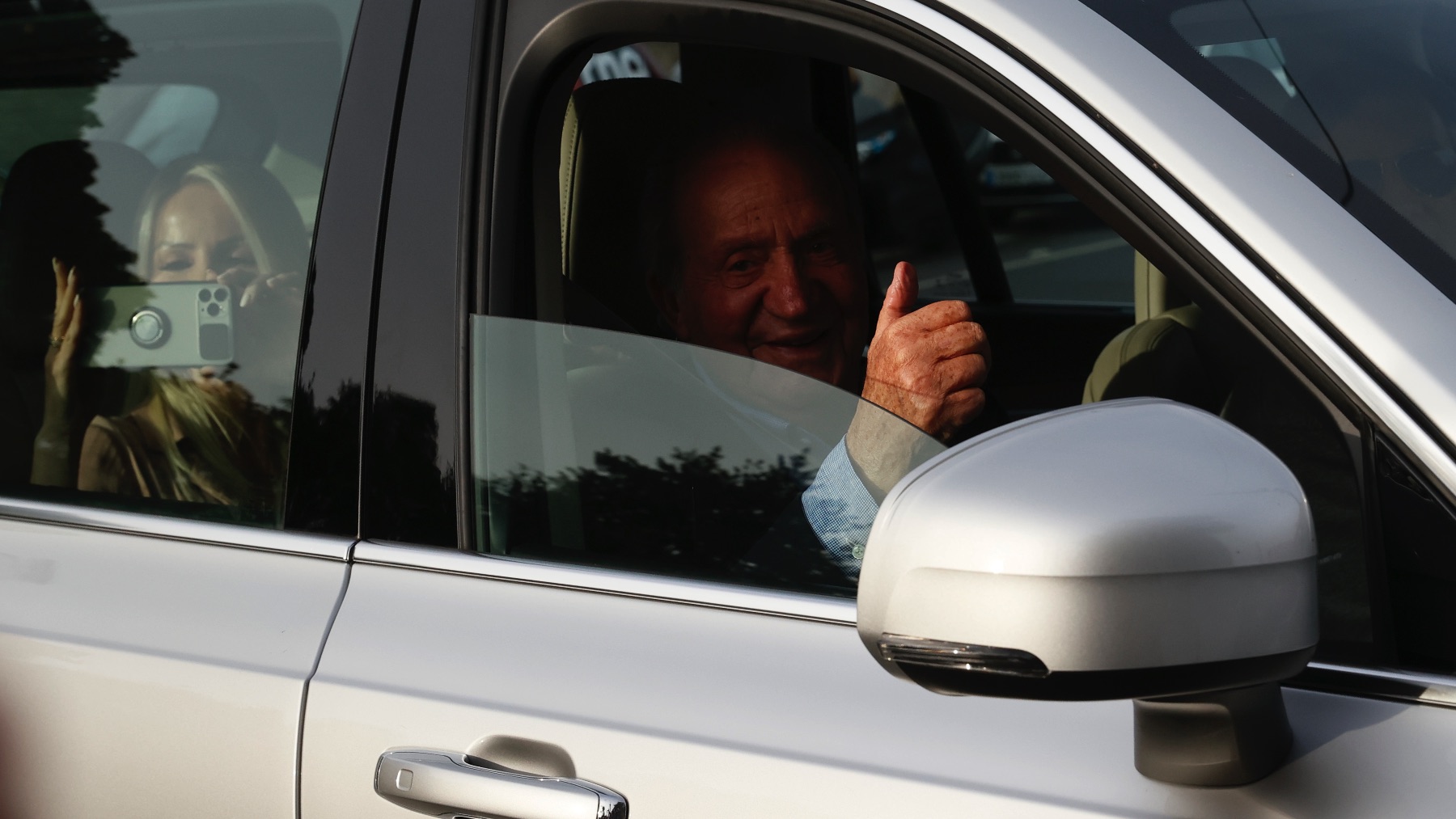 Juan Carlos I saludando a su llegada a Sangenjo.