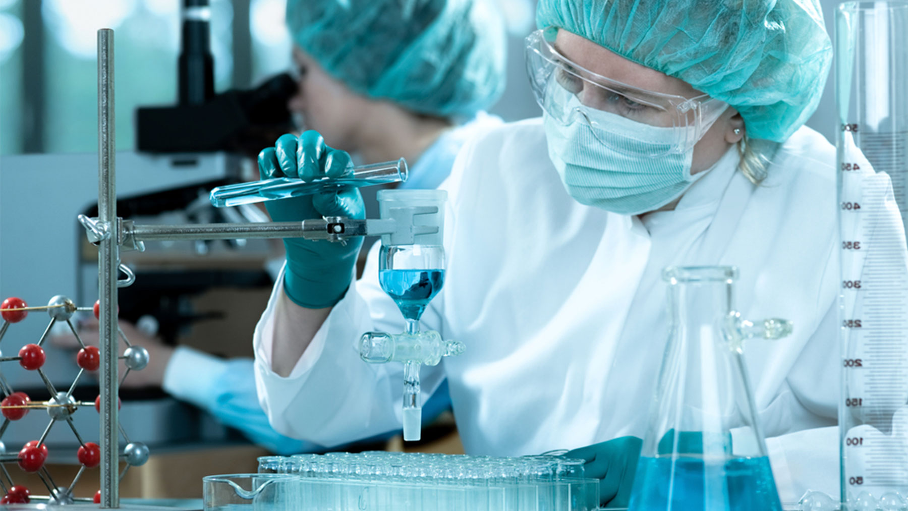 La Agencia Española de Medicamentos y Productos Sanitarios aprobó la puesta en marcha de más de mil ensayos en 2020.
