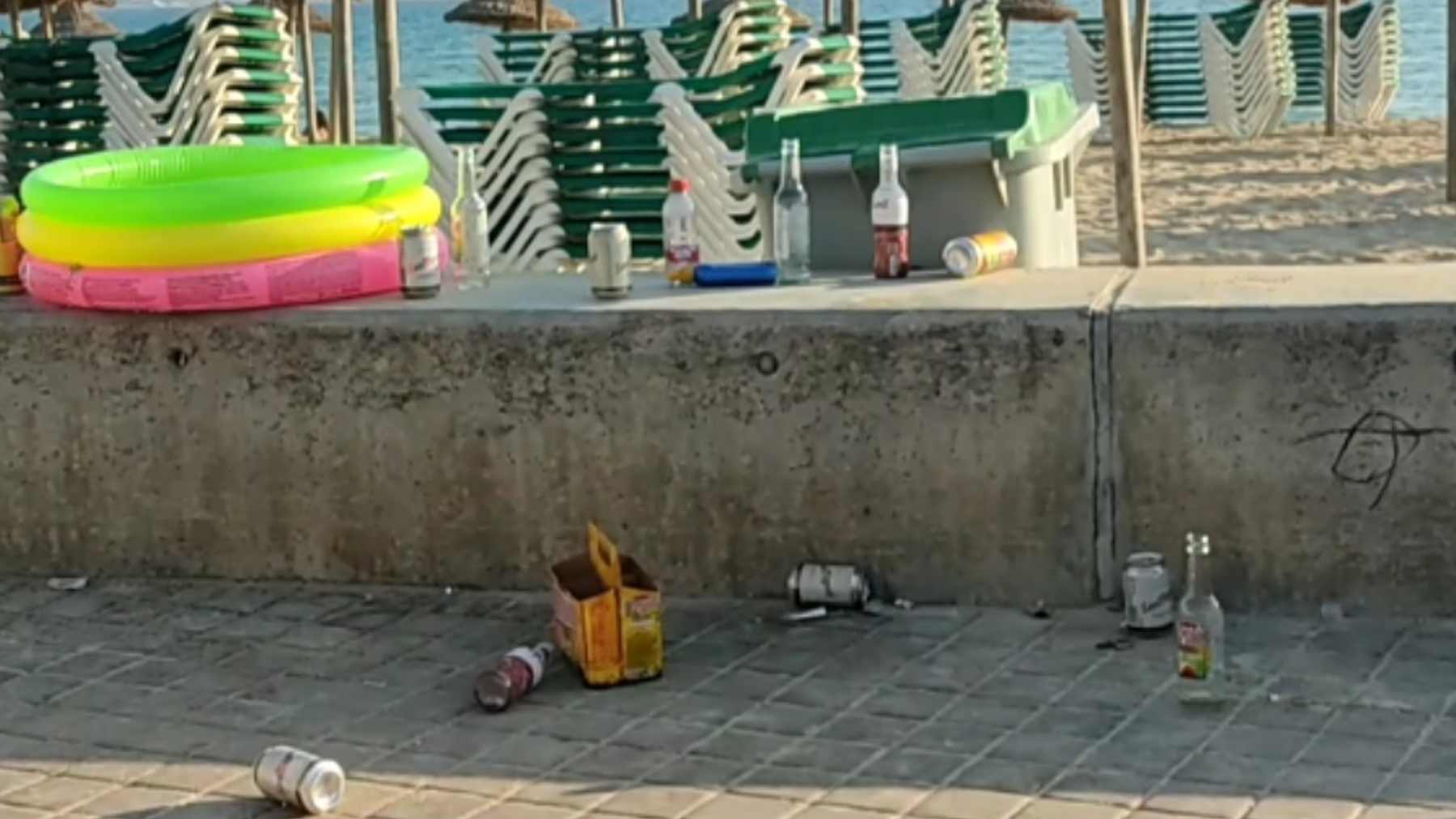 Basura en primera línea de Playa de Palma en la tarde de ayer.