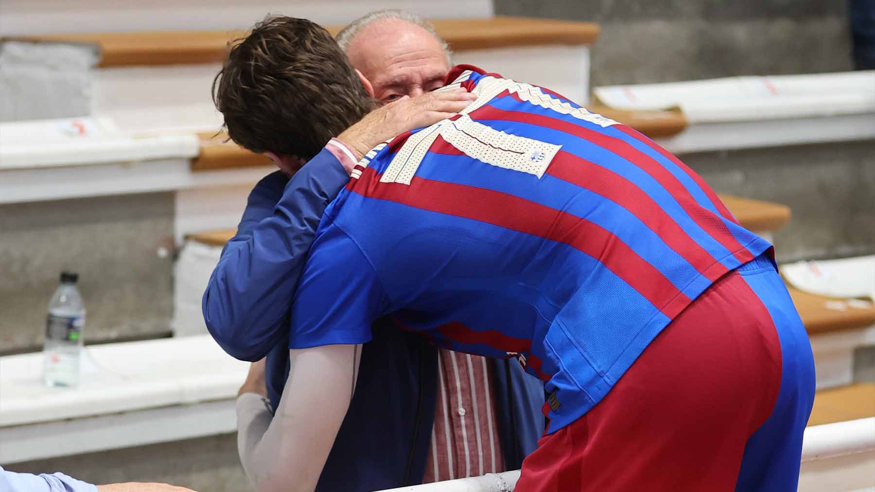 El Rey Juan Carlos abraza a su nieto Pablo Urdangarín
