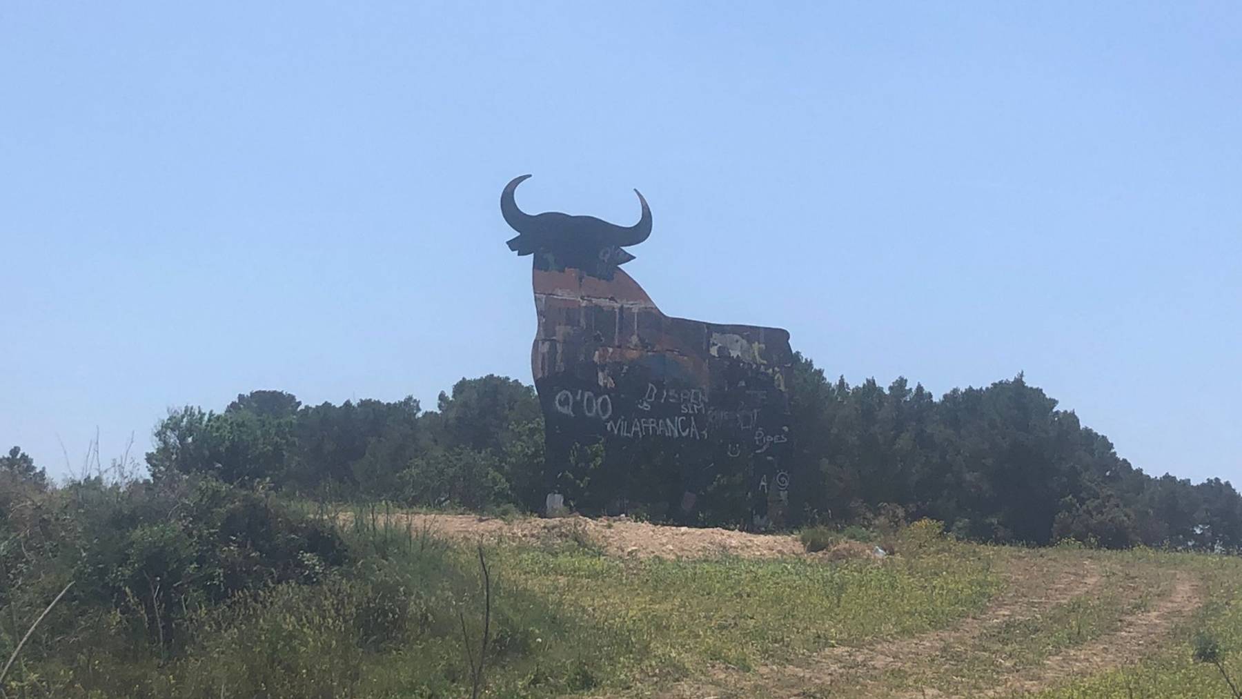 El toro de Osborne de Algaida ha sido levantado de nuevo aunque conserva las pintadas vandálicas.