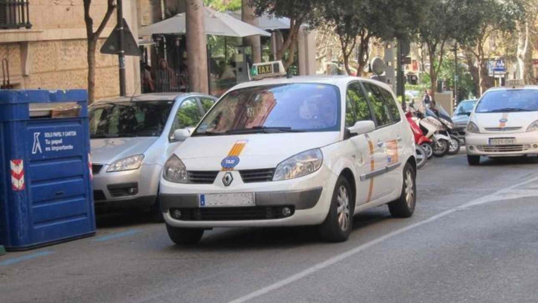 Un taxi en una calle de Palma.