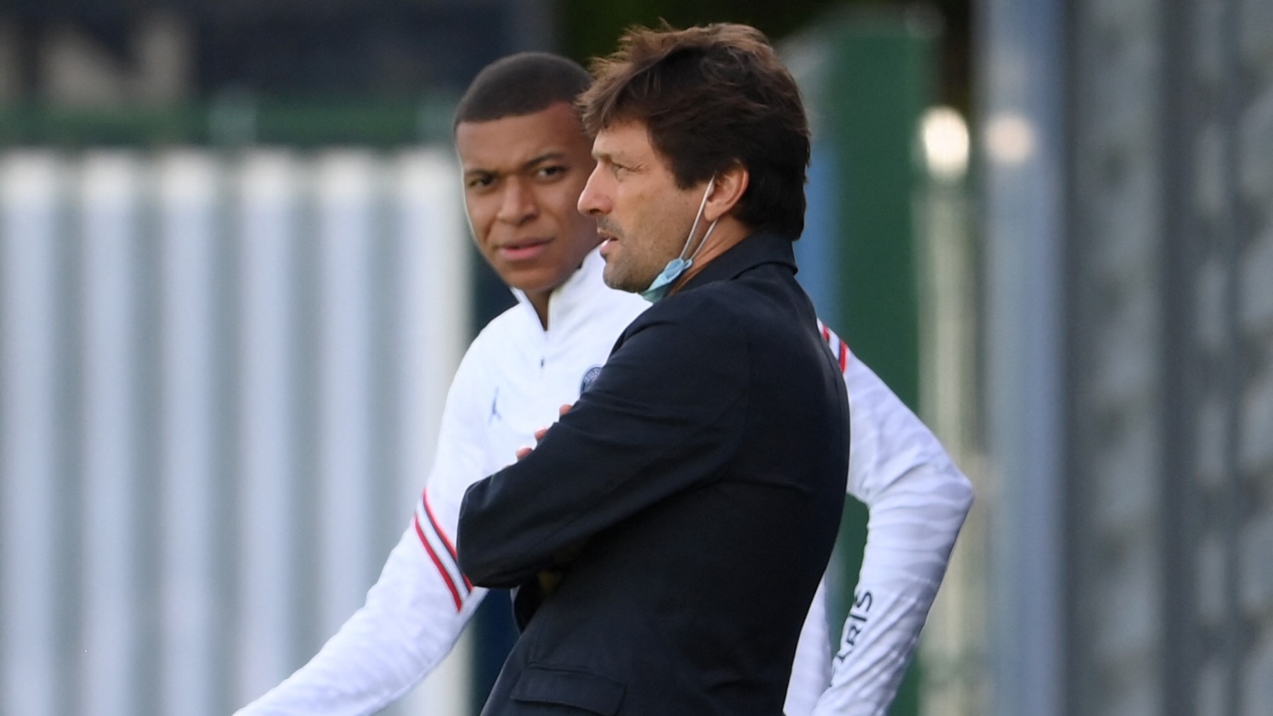 Leonardo y Mbappé. (AFP)