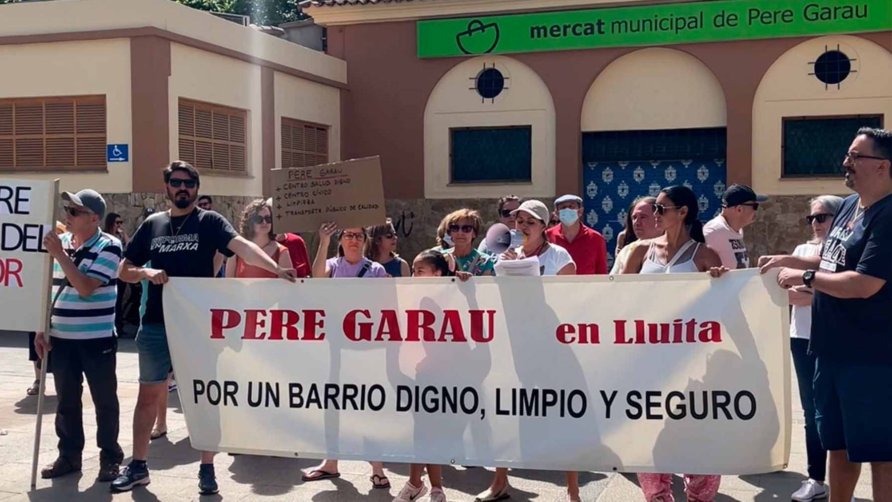 Manifestación de vecinos en el barrio de Pere Garau para exigir más limpieza y seguridad y actuaciones contra la prostitución.