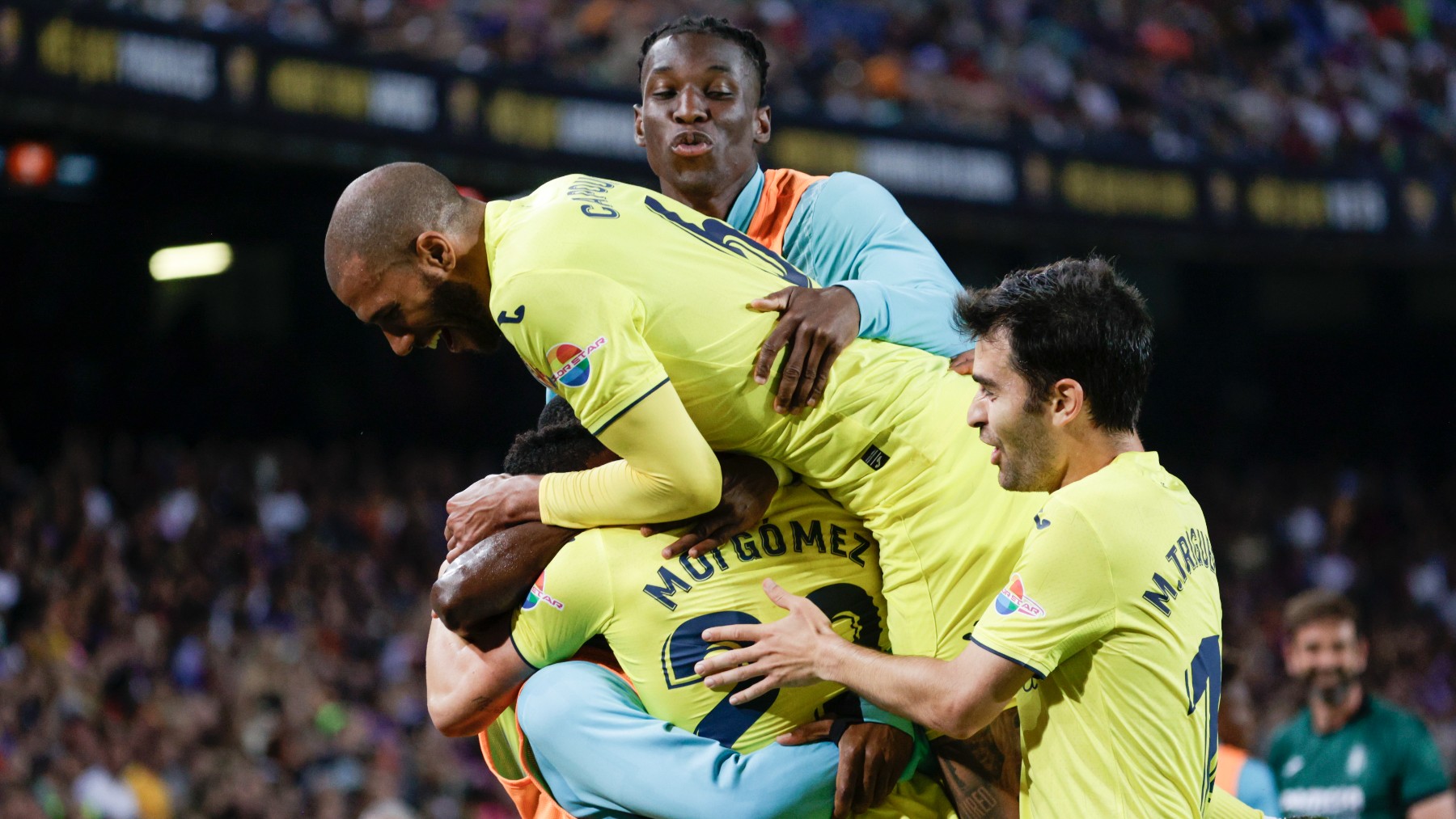 Los jugadores del Villarreal celebran un gol en el Camp Nou. (EFE)