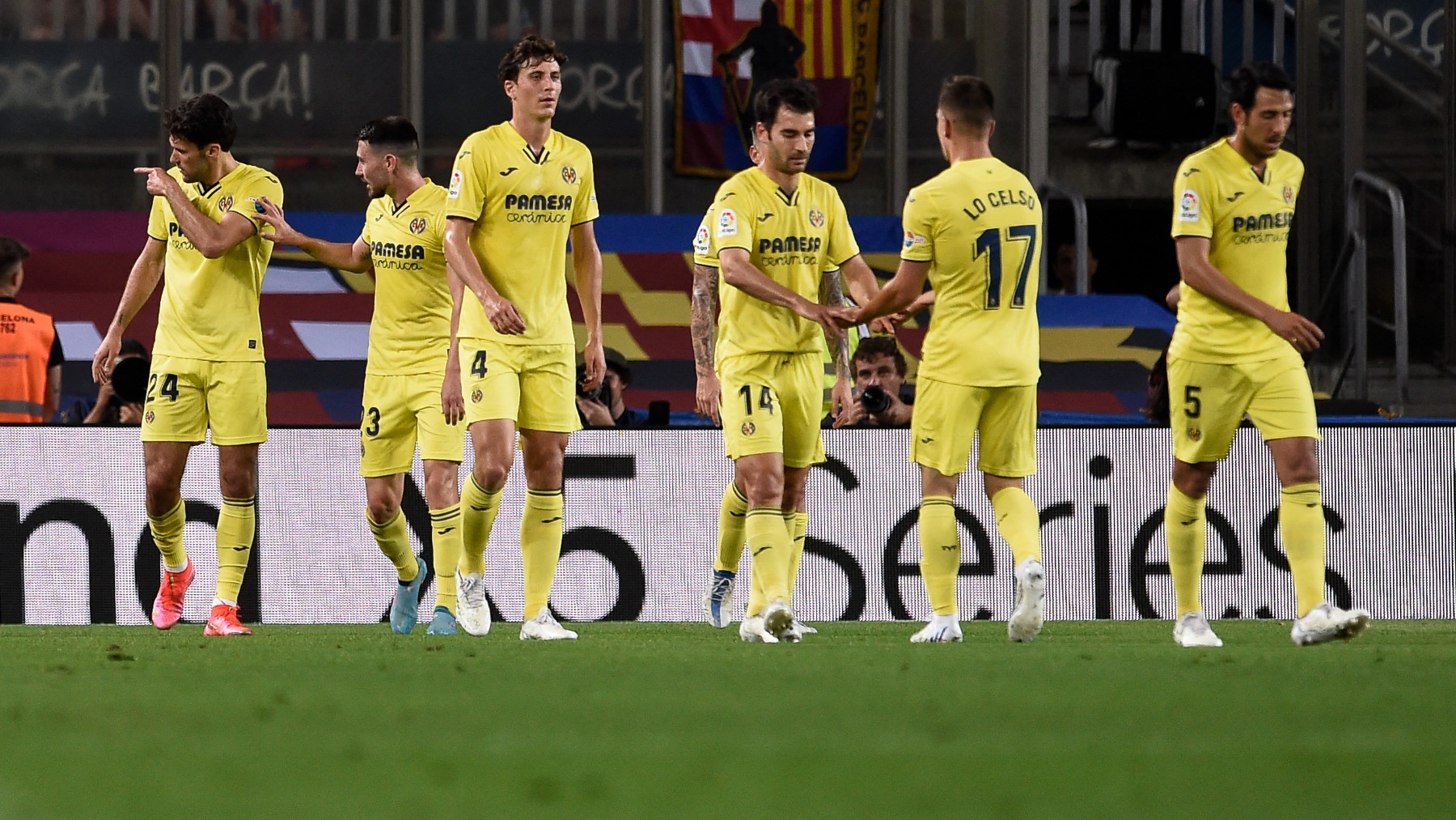 El Villarreal celebra un gol en el Camp Nou. (AFP)
