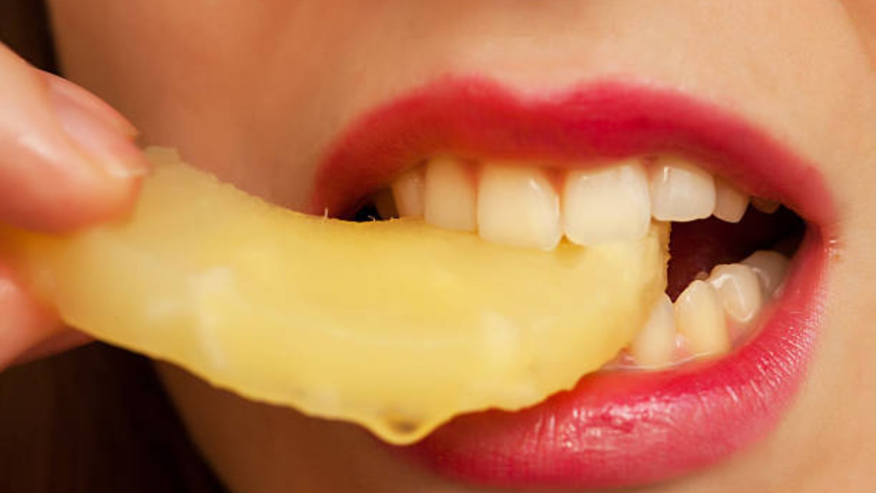 Descubre el motivo por el que nos pica la lengua cuando comemos piña