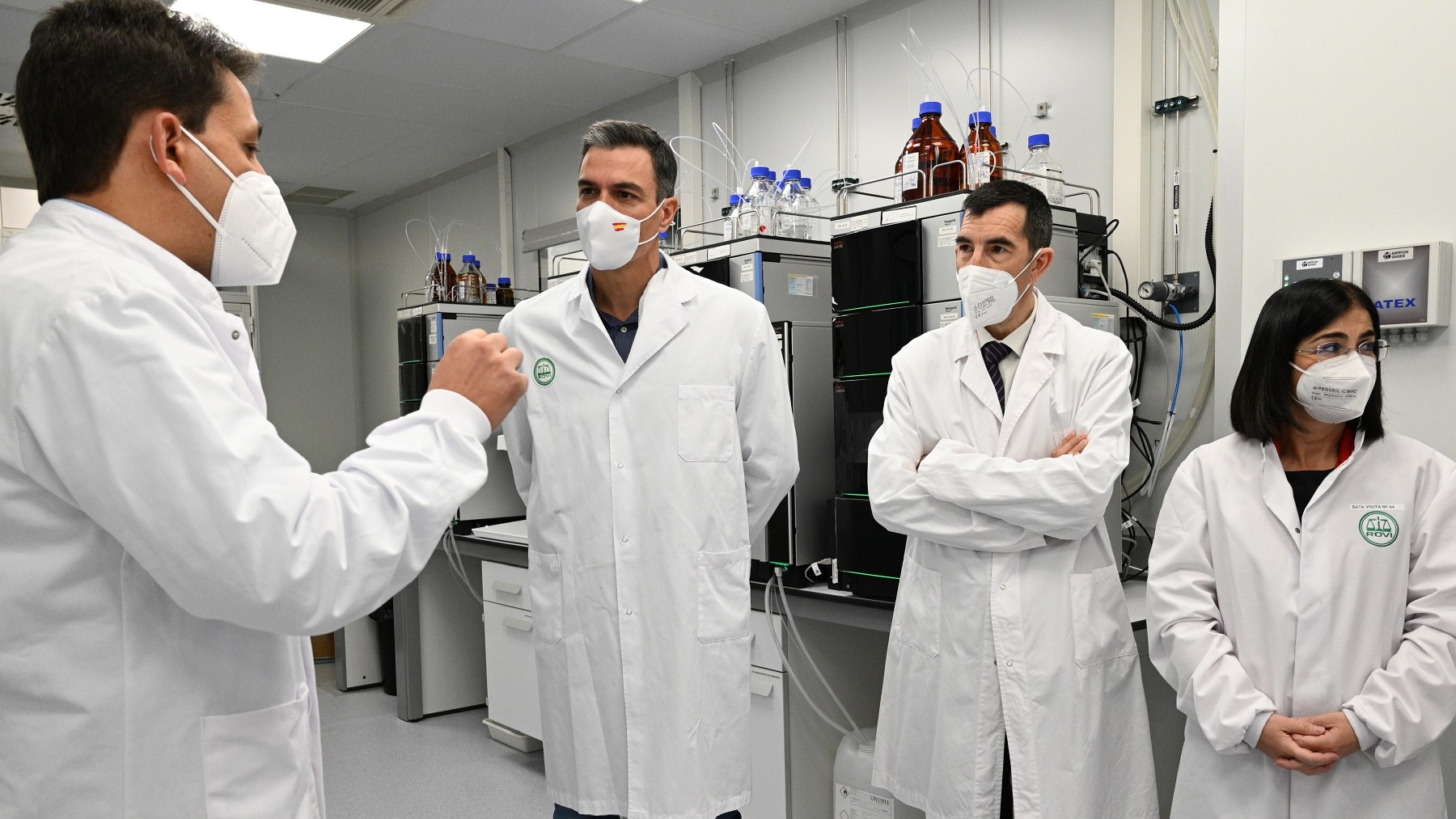 Sánchez y Darias en la farmacéutica Rovi. (Foto: EP)