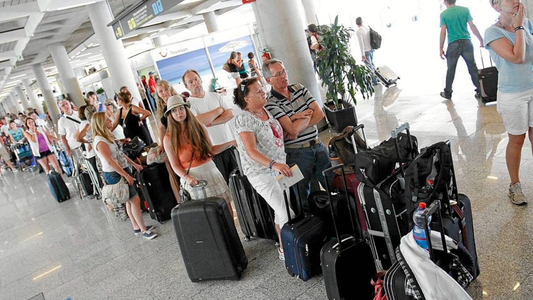 Colas de turistas en el aeropuerto de Palma.