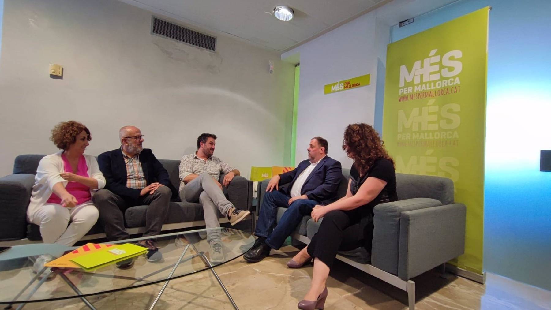 Oriol Junqueras con los dirigentes de Més per Mallorca en unas dependencias del Parlament.
