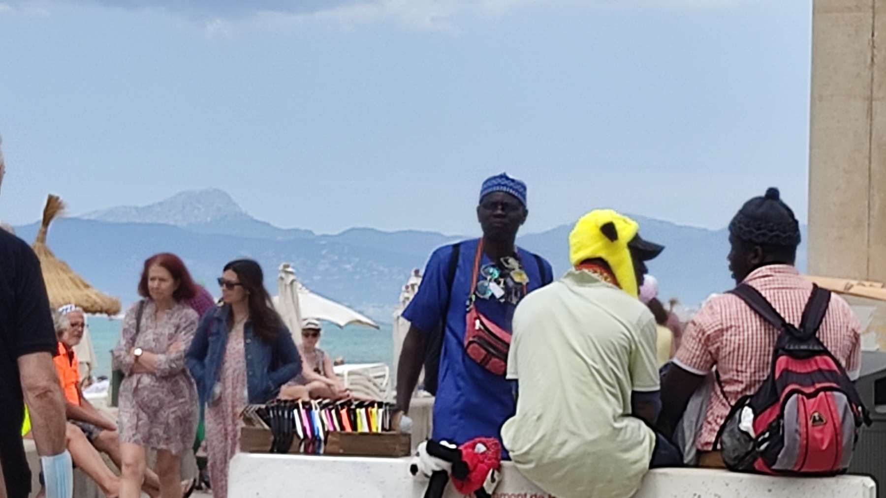 Venta ambulante ilegal en primera línea de Playa de Palma.