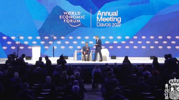 Davos pasa de Sánchez: se queda solo presumiendo de la economía española ante un auditorio semivacío