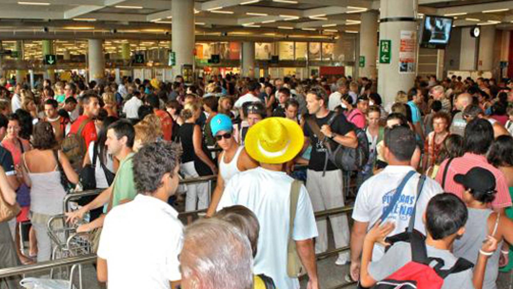 Colas de viajeros en el aeropuerto de Son Sant Joan.