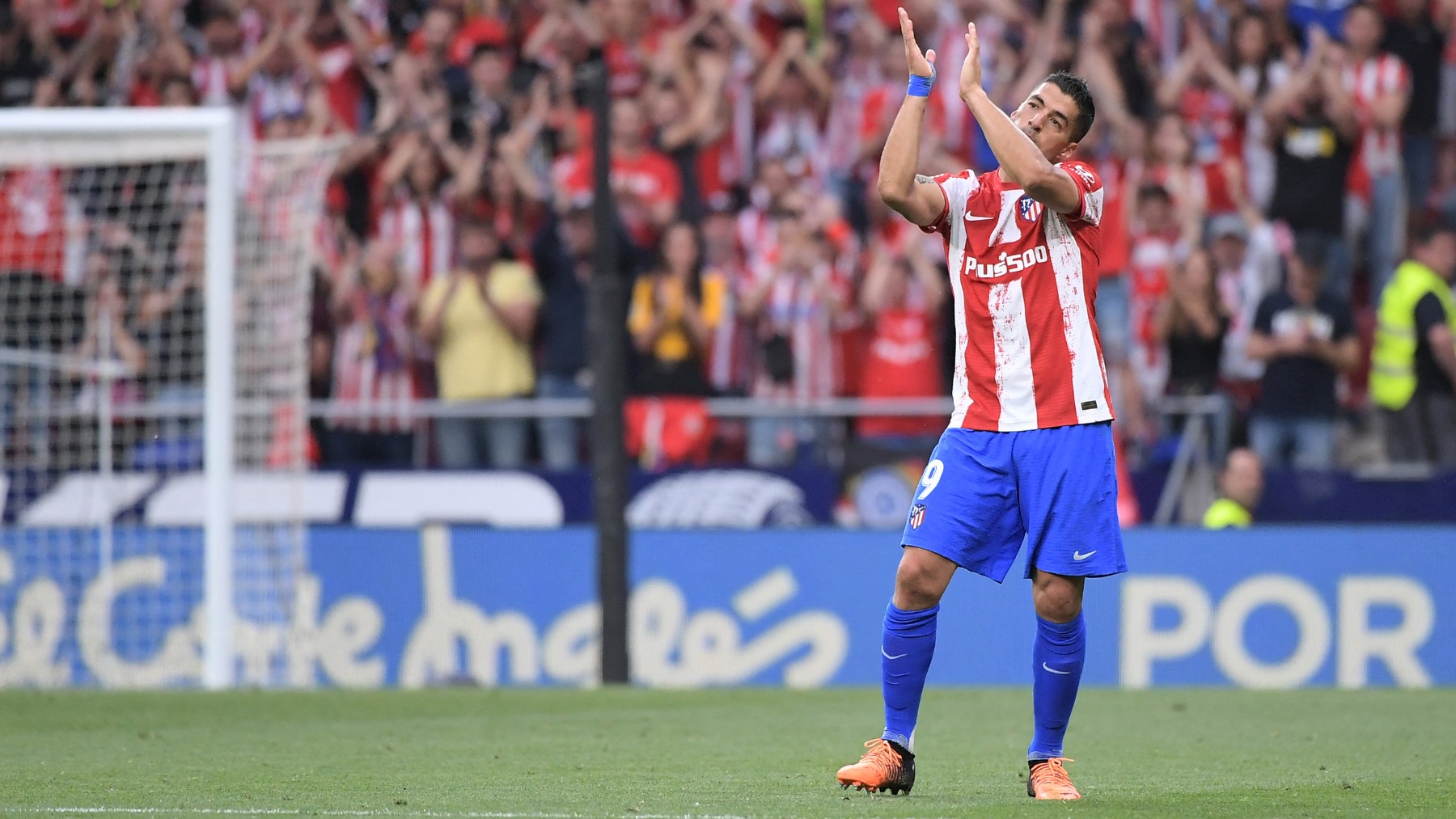 Luis Suárez se despide de la afición atlética en su último partido. (AFP)