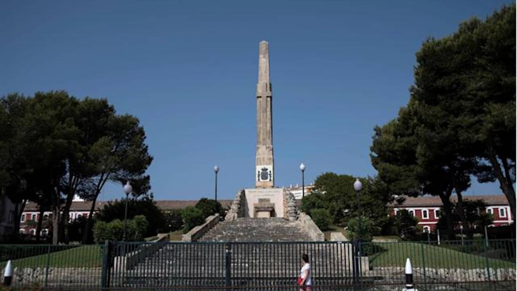 Monumento de origen franquista en la Explanada de Mahón, Menorca.