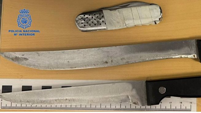 Algunos de los cuchillos que portaba el detenido.
