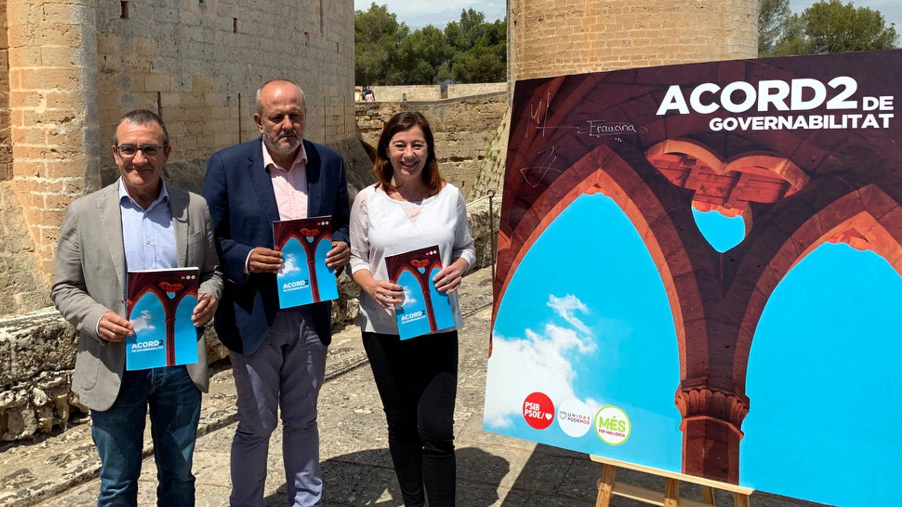 Francina Armengol con Miquel Ensenyat (Més) y Juan Pedro Yllanes (Podemos) tras la firma del pacto de gobierno en julio de 2019.