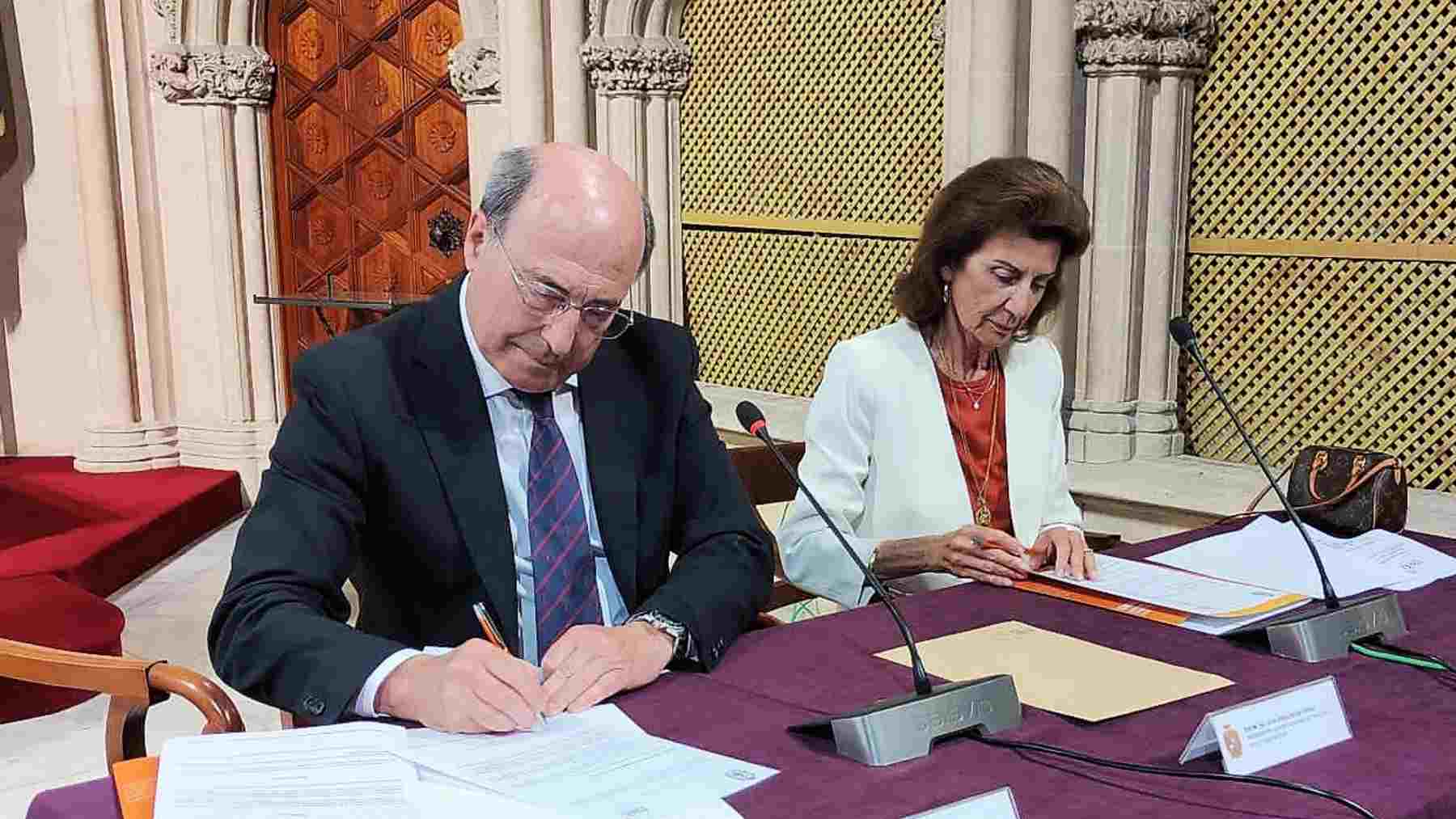 Carmen Planas y Juan Besalduch , durante la firma del convenio. CAEB