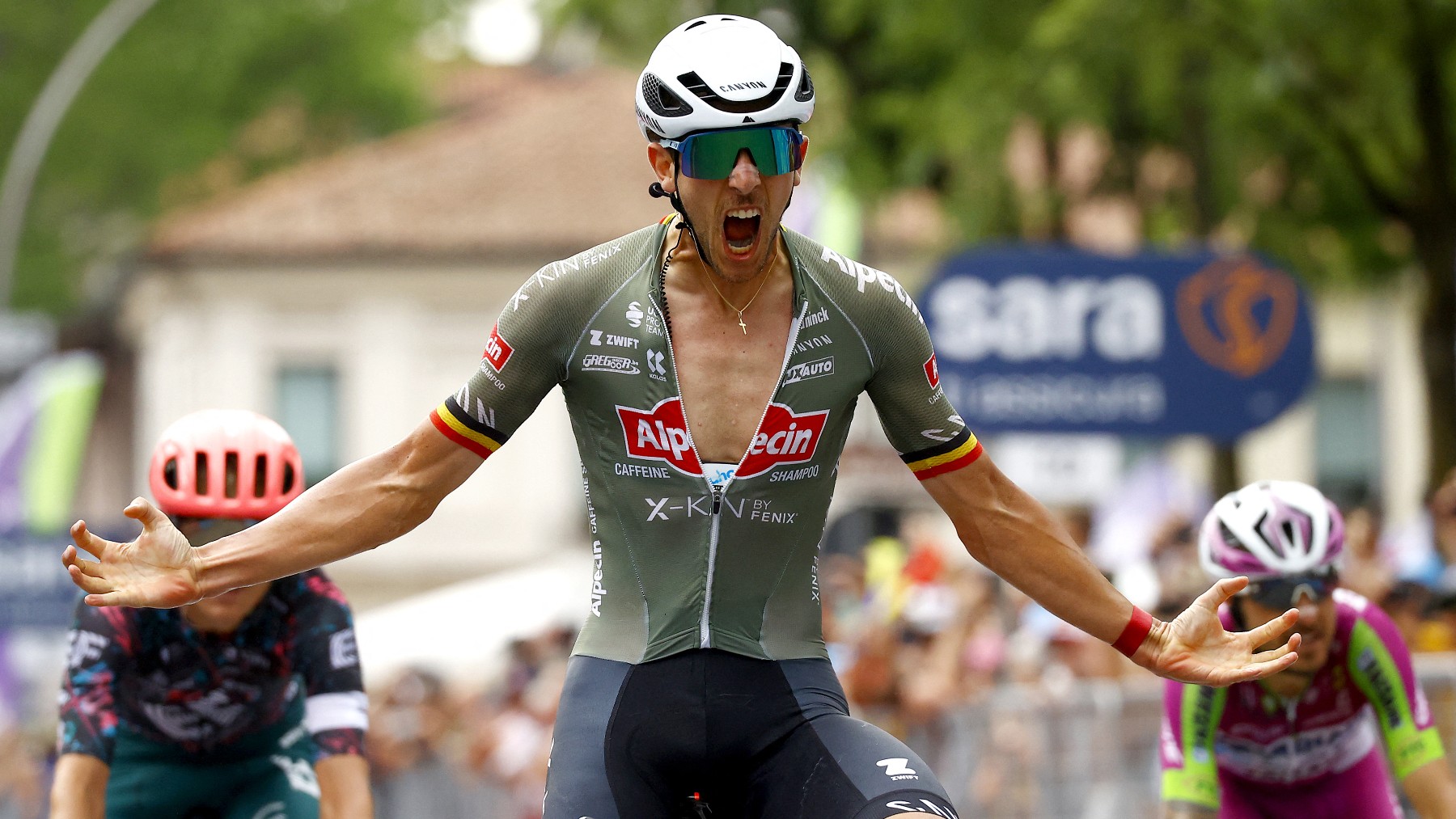 De Bondt celebra su victoria en el Giro. (AFP)