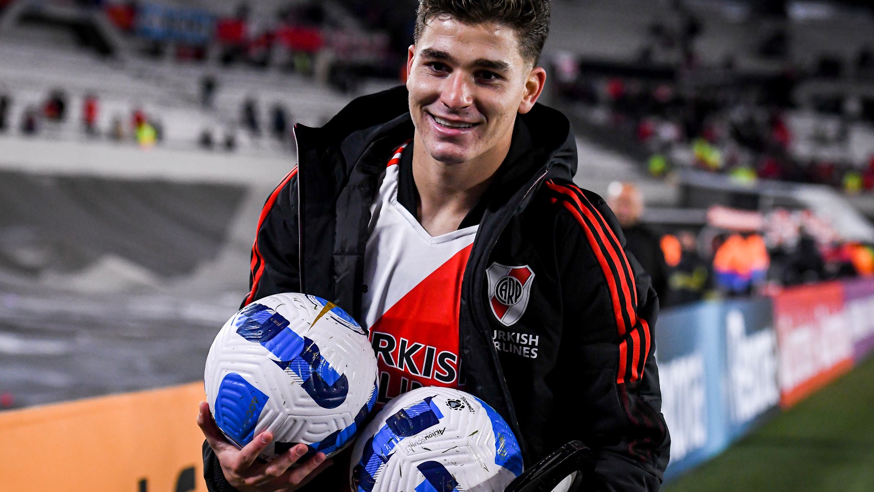 Julián Álvarez con sus dos balones. (Getty)