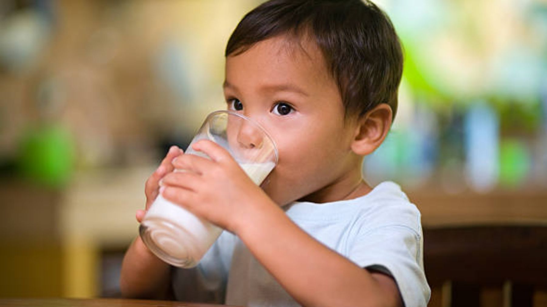 Descubre cuándo dar a los niños cada tipo de leche