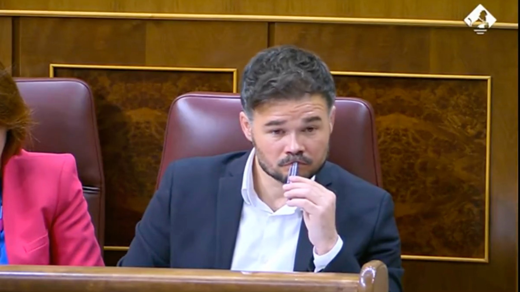 El portavoz de ERC en el Congreso, Gabriel Rufián, sentado en su escaño.