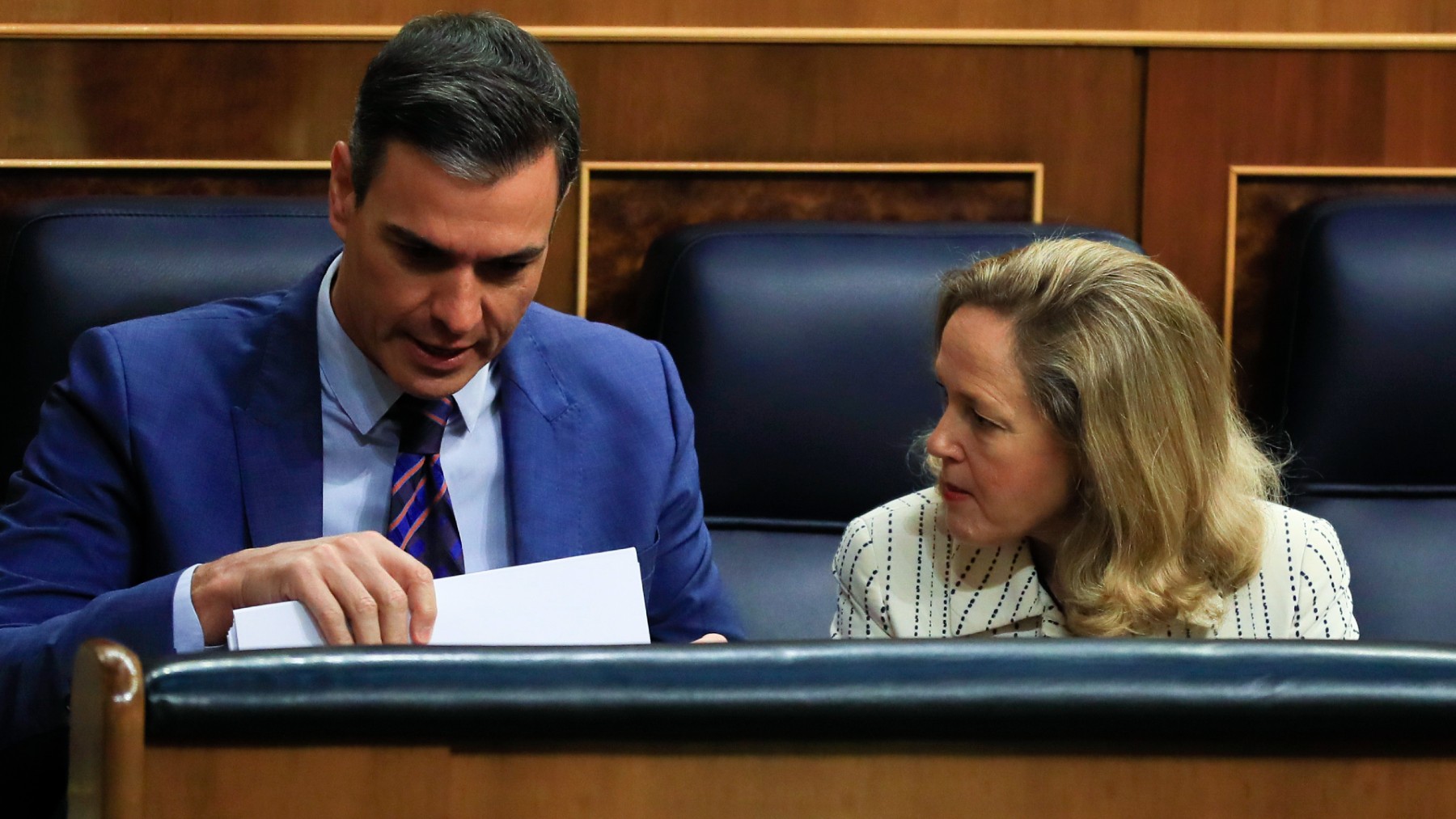 Pedro Sánchez y Nadia Calviño en el Congreso. (Foto: Efe)