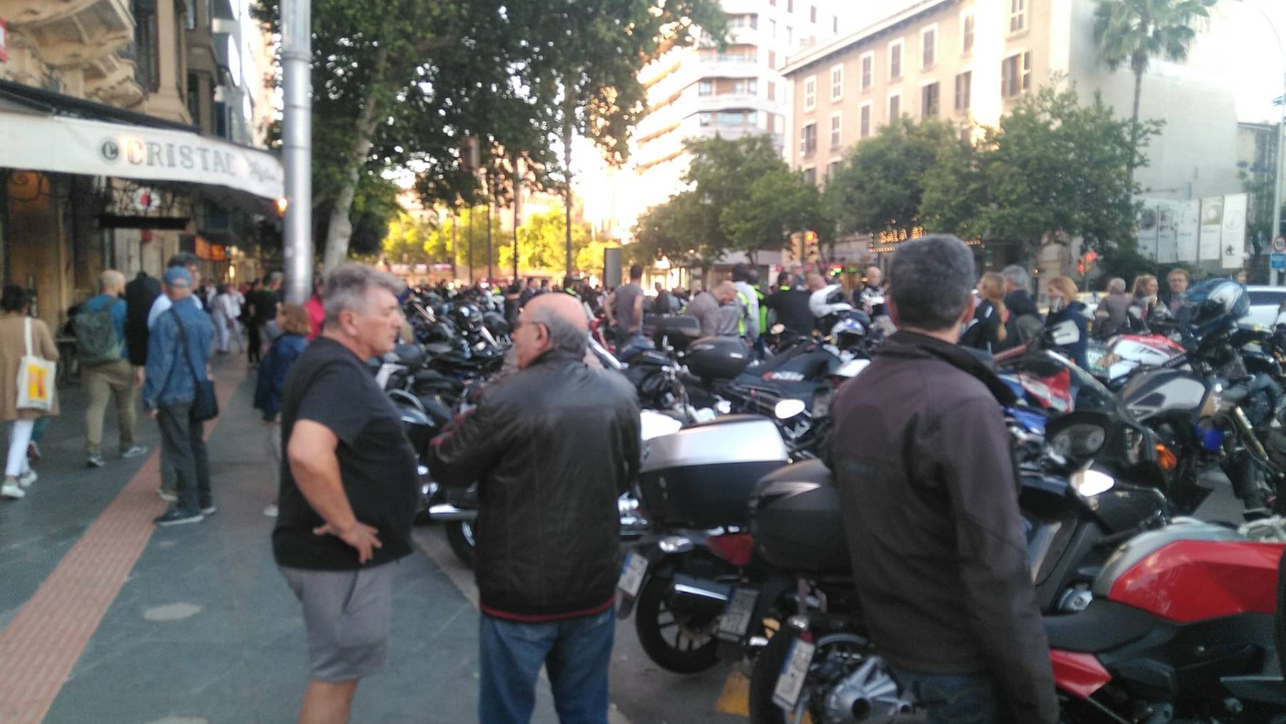 Concentración de motoristas en las Avenidas.