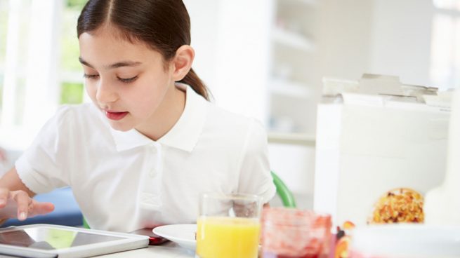 Comer frente a una pantalla puede causar problemas nutricionales