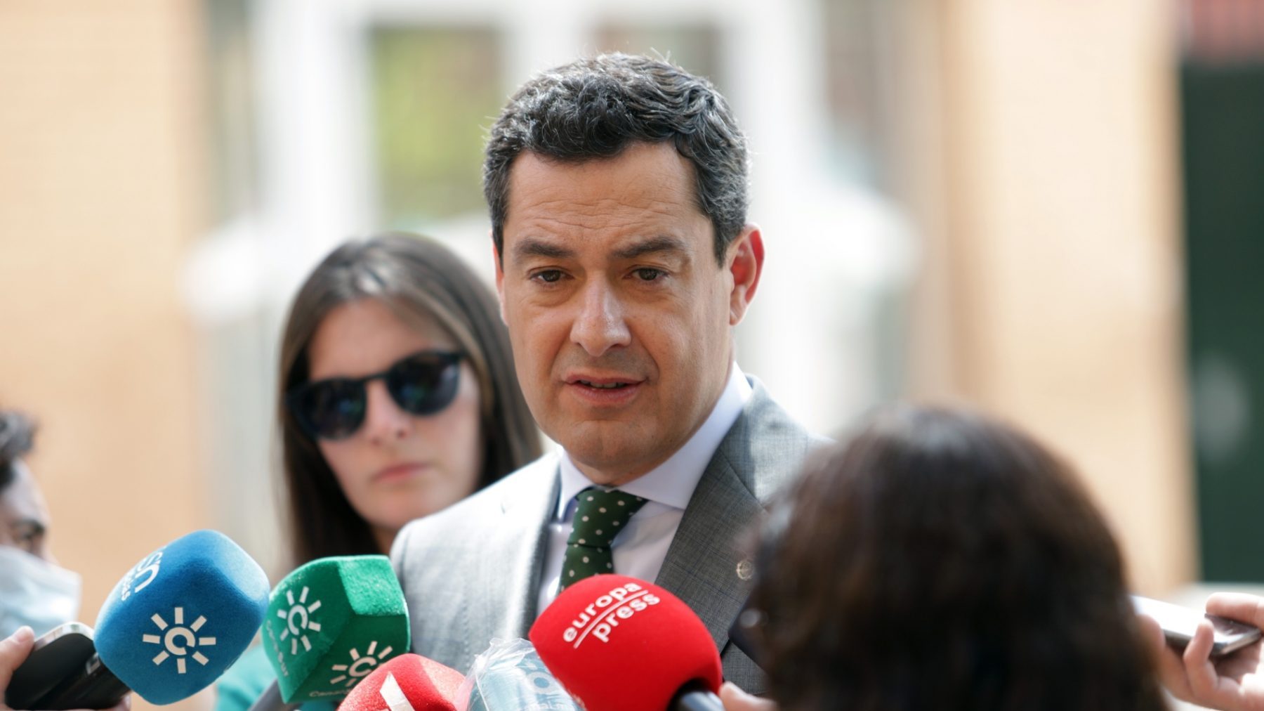 El presidente de la Junta de Andalucía, Juanma Moreno, atiende a los medios en Málaga (ÁLEX ZEA / EUROPA PRESS).