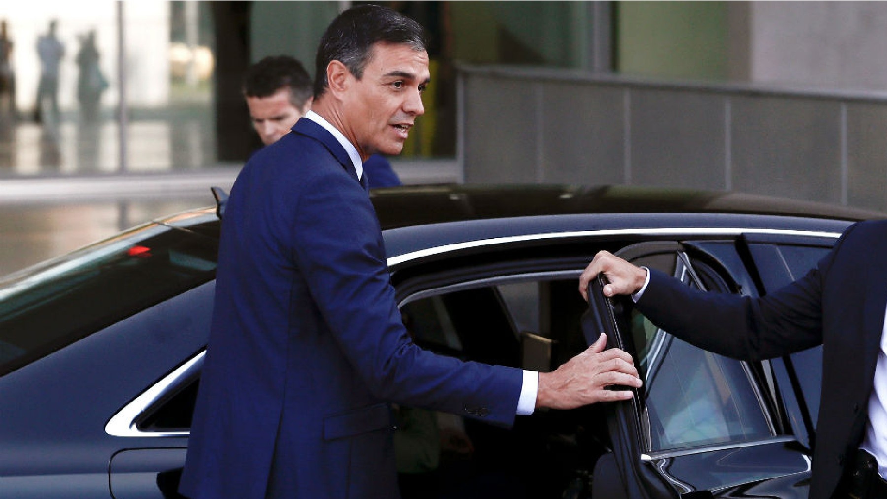 Pedro Sánchez en su coche oficial.
