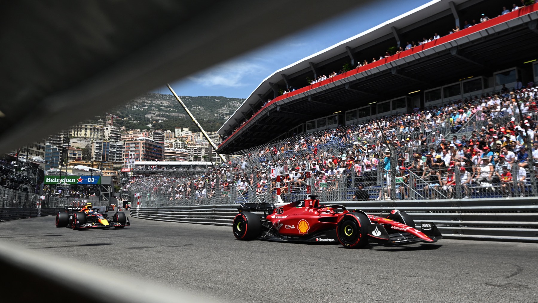 Charles Leclerc es seguido de Checo Pérez en Mónaco. (AFP)