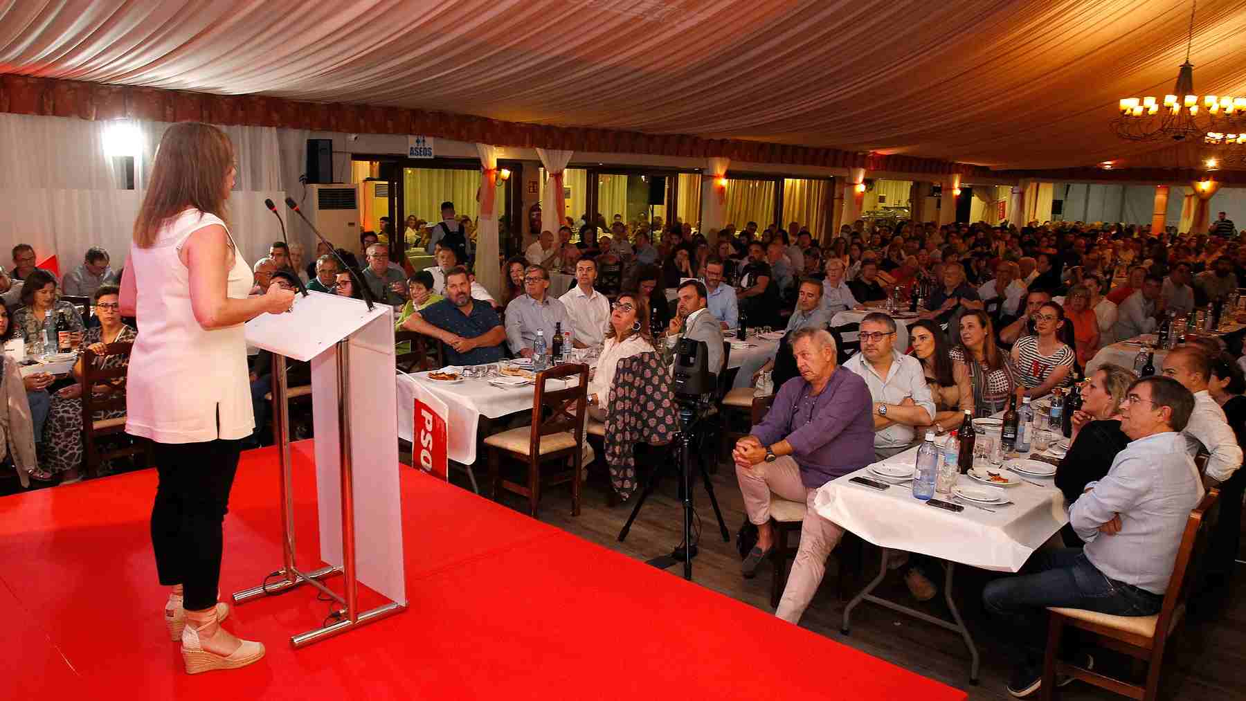 Francina Armengol durante el acto celebrado por los socialistas en un restaurante de Mallorca.