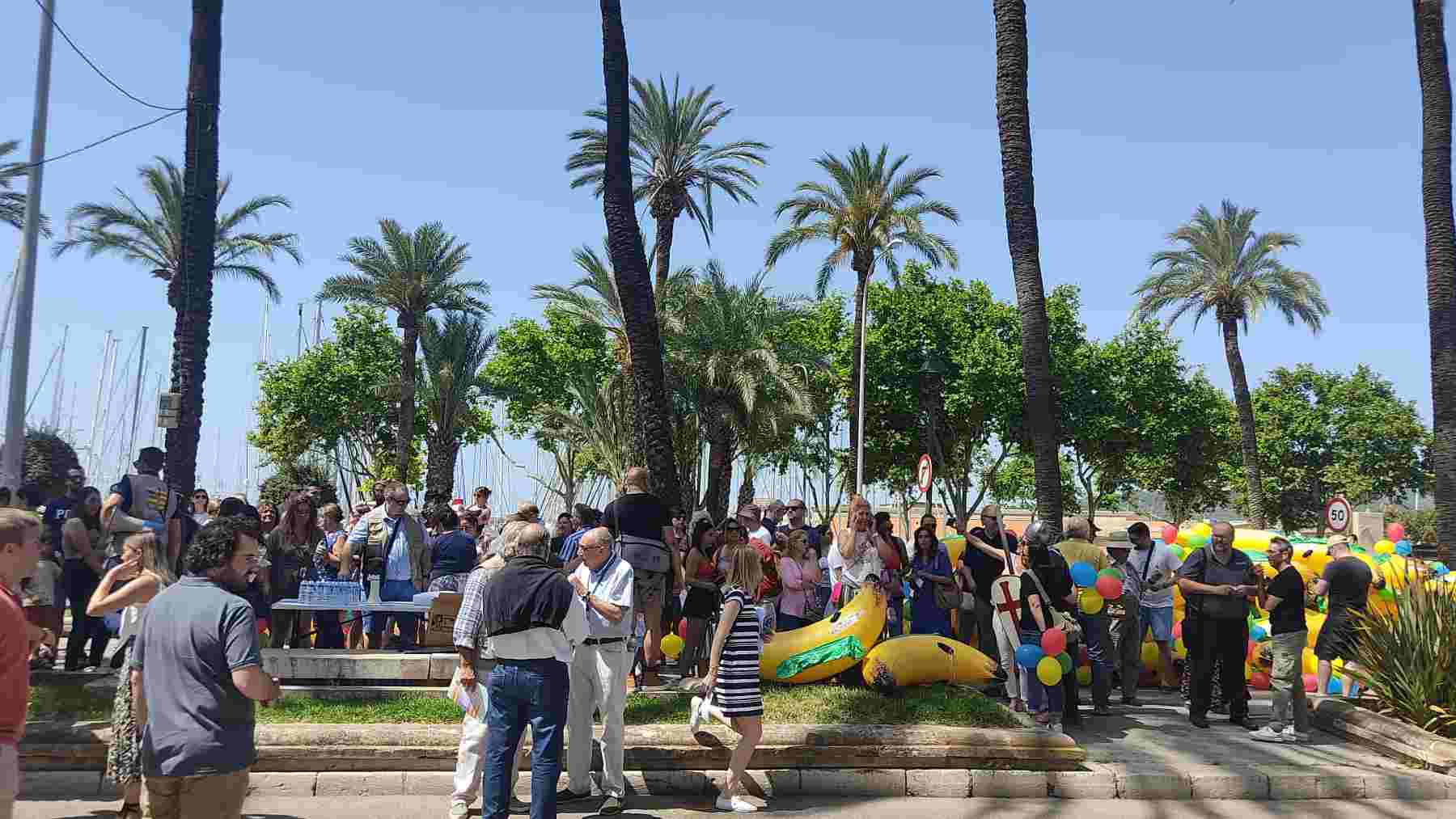 Concentración frente al Consolat de Mar en Palma de funcionarios y empleados públicos.
