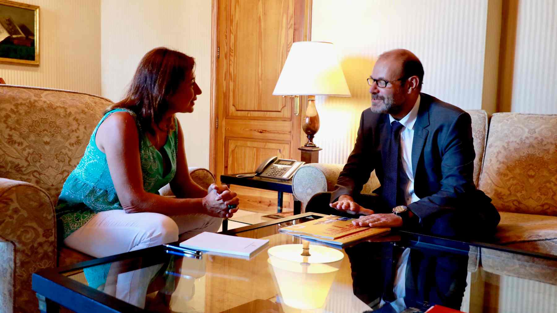 La presidenta del Govern, Francina Armengol con el presidente de Plataforma per la Llengua, Òscar Escuder.