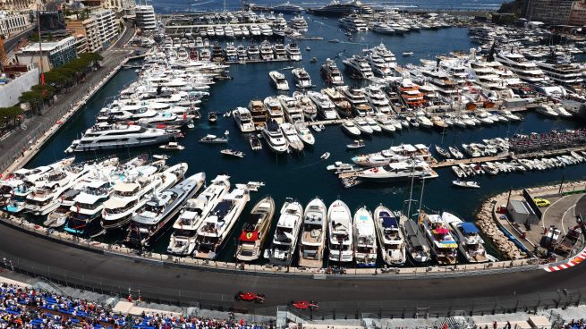 Los coches de Ferrari liderando en Mónaco