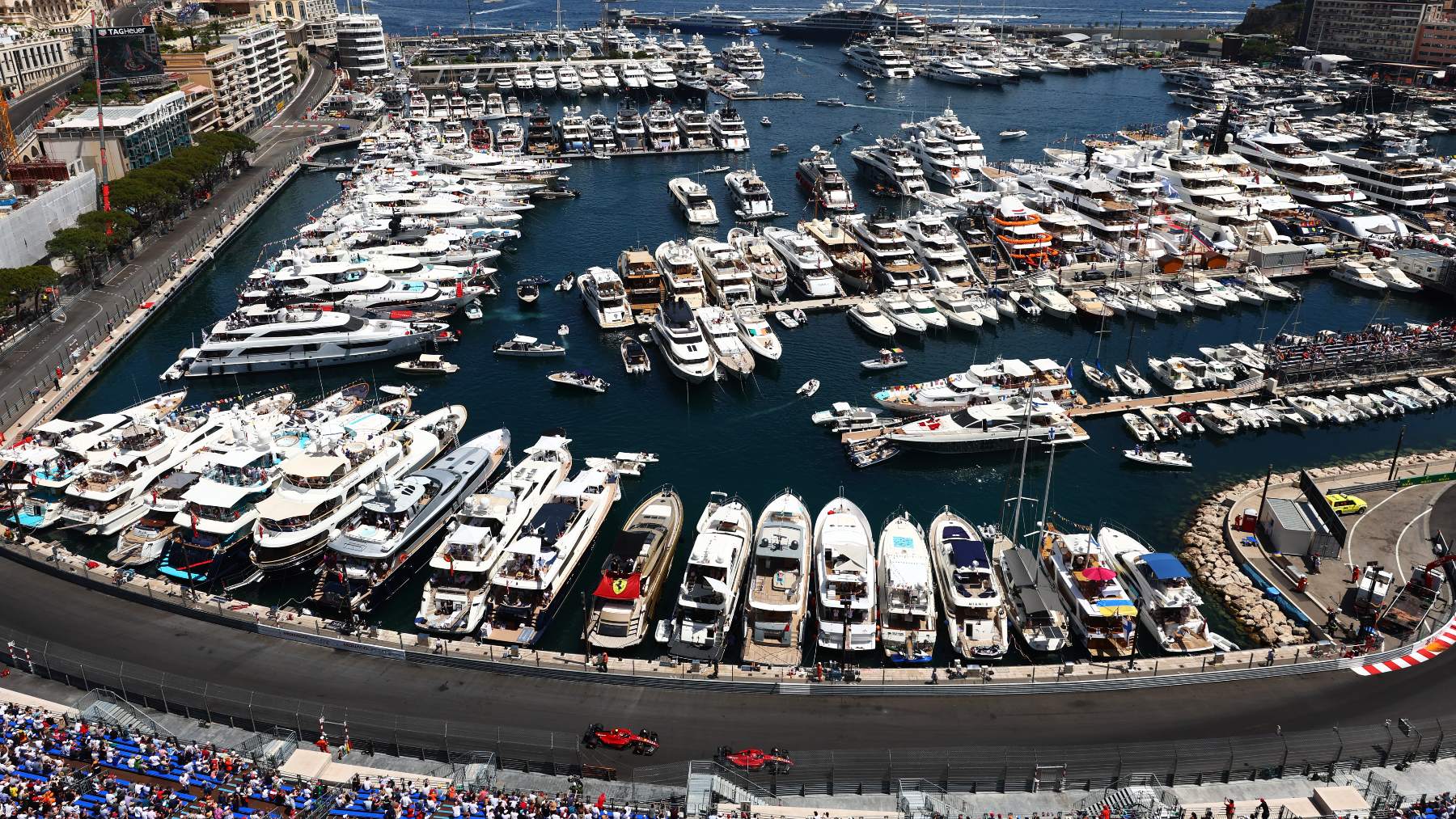Los coches de Ferrari liderando en Mónaco. (Getty)
