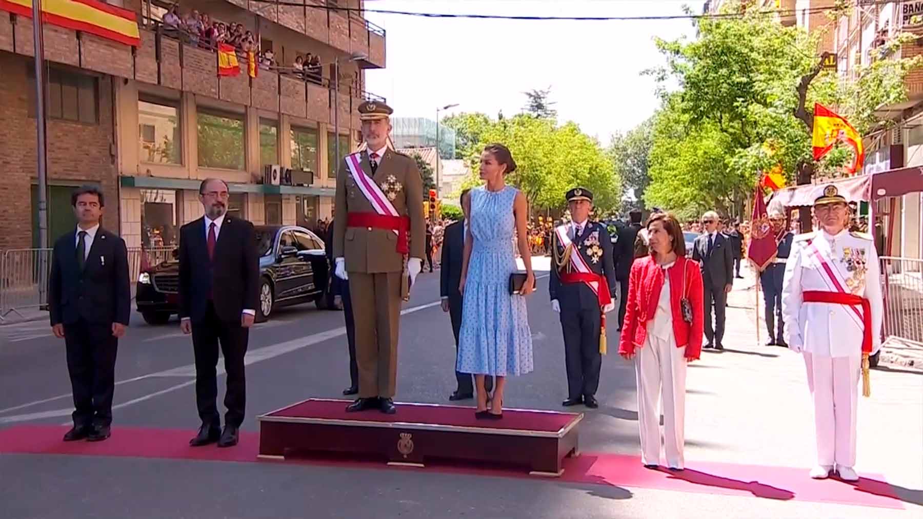 Los Reyes en Huesca presidiendo el Día de las Fuerzas Armadas.