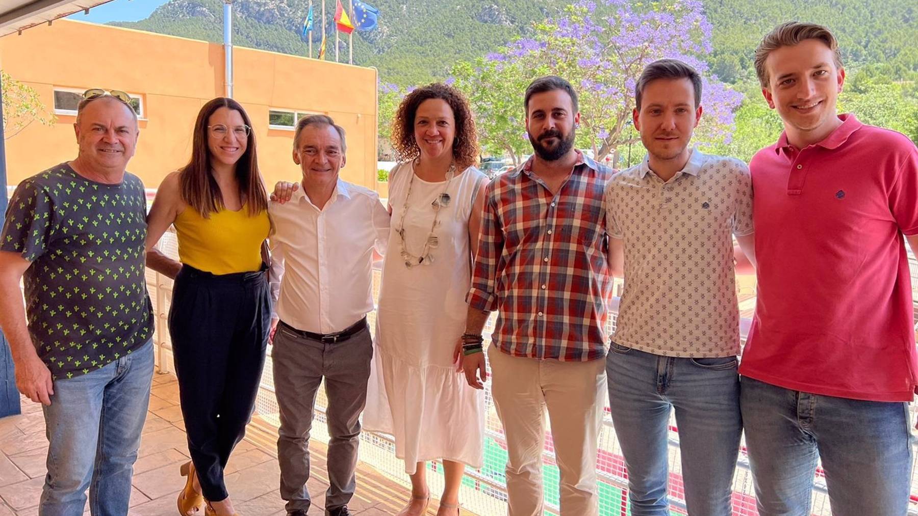 Cati Cladera con el alcalde de Andratx, Toni Mir, y otros dirigentes del PSOE de Mallorca.