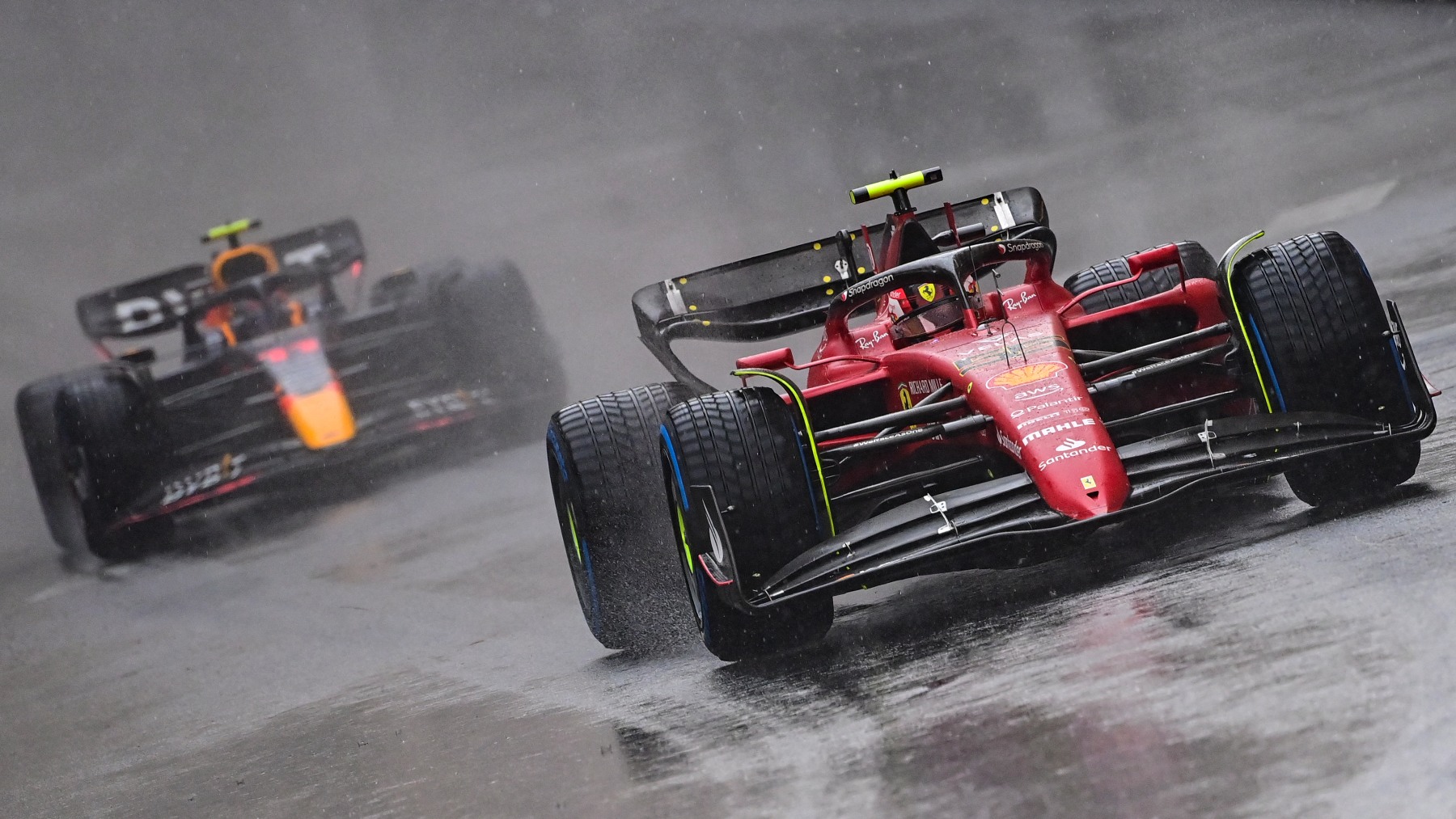 Carlos Sainz bajo la lluvia de Mónaco. (AFP)