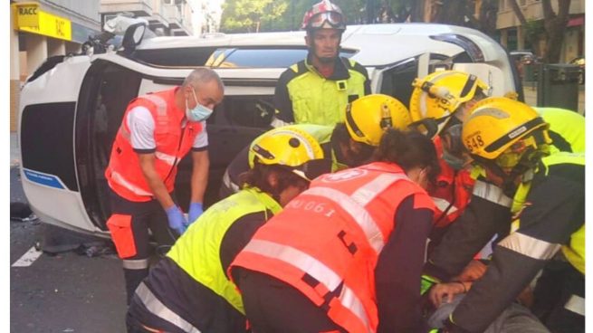 Los bomberos rescatan al conductor del coche que ha volcado en Bunyola